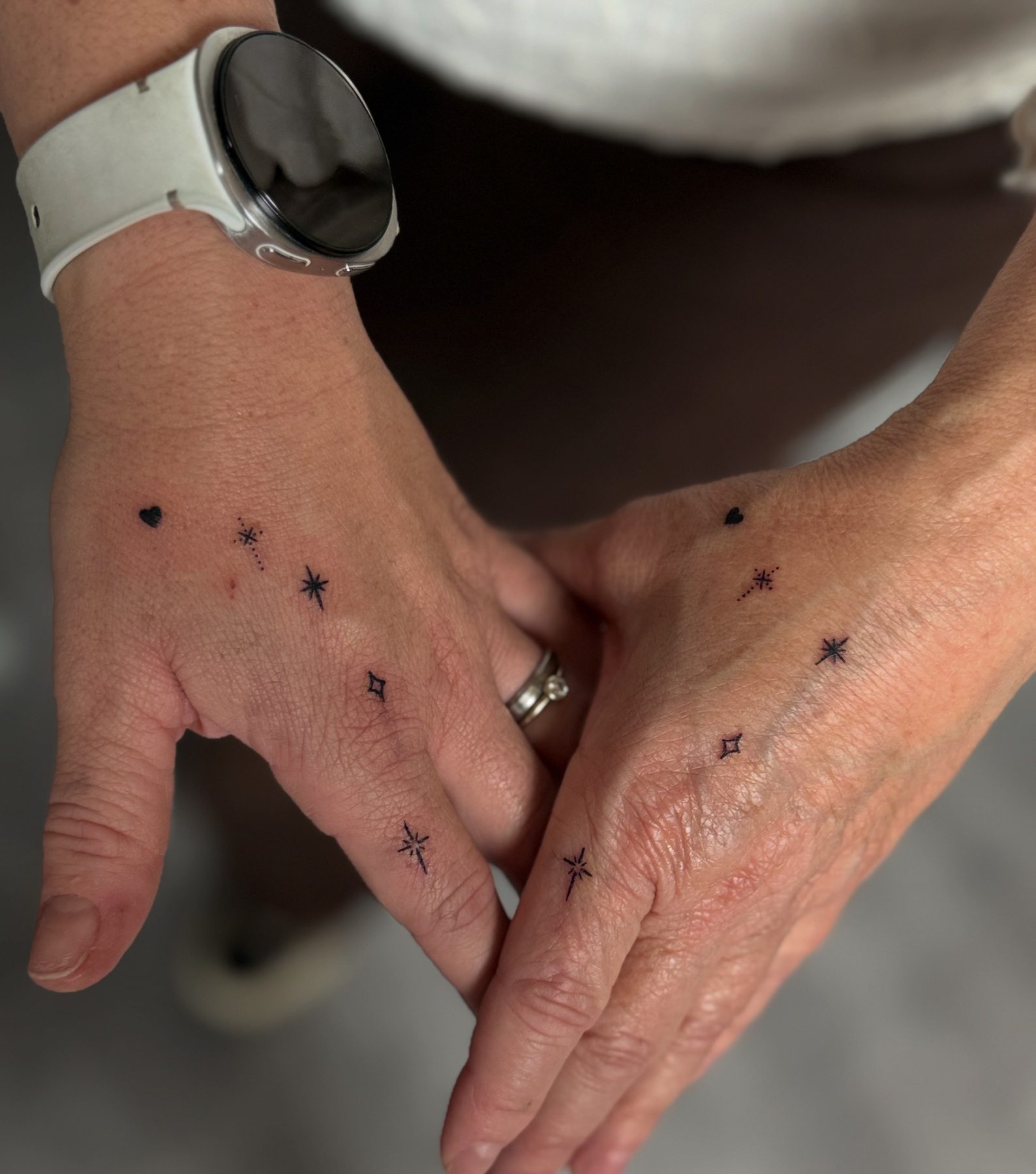 Kleine sterretjes als matching tattoo op twee handen